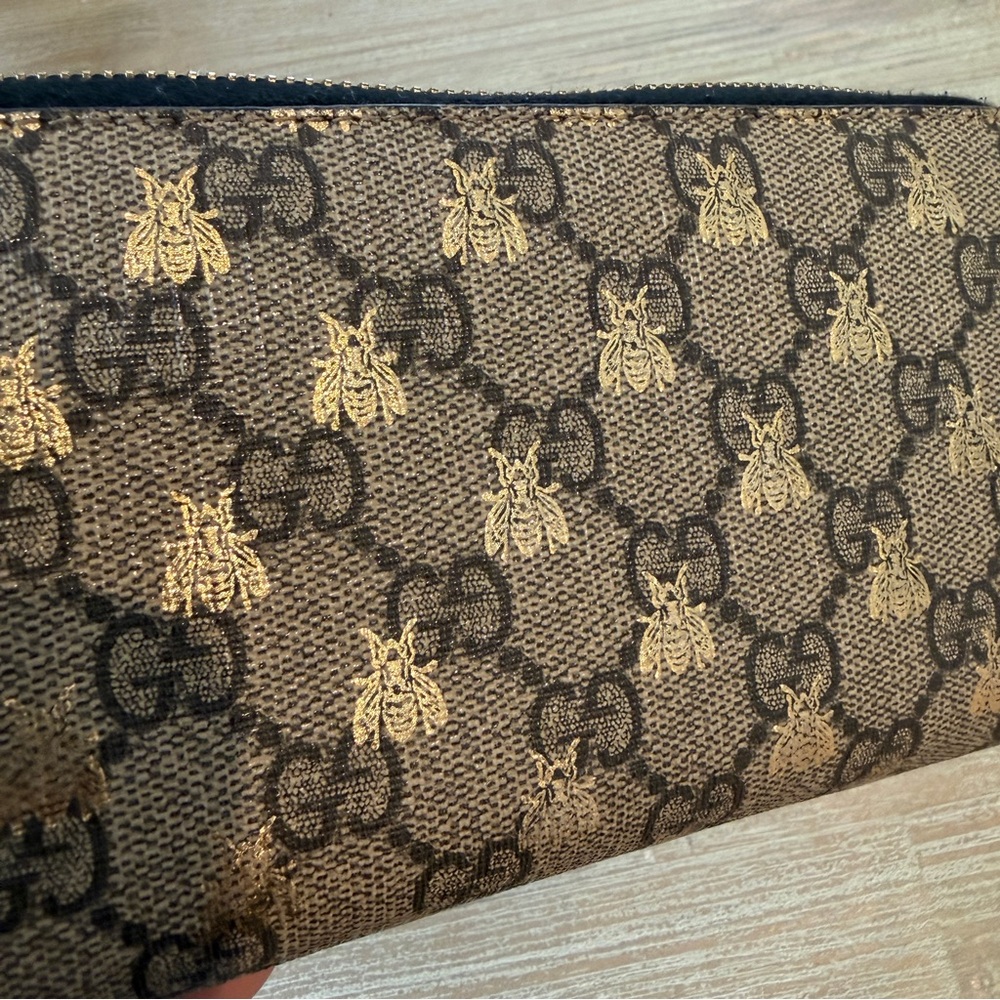 Gucci GG Supreme Zip Wallet with Gold Bee Motif - Picture 4 of 5